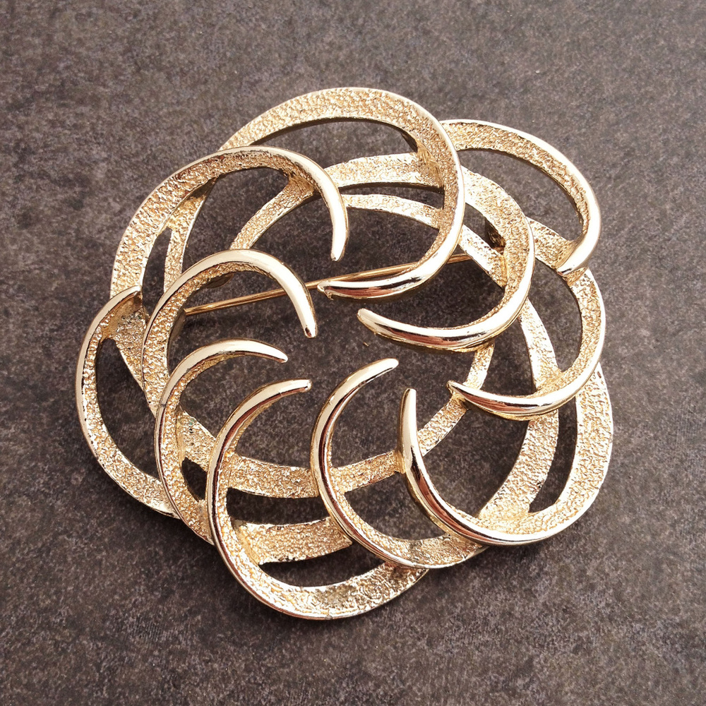 Vintage 1967 Modernist Gold Tone Swirl Brooch